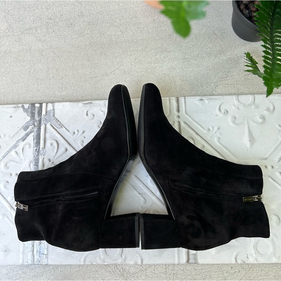 La Canadienne Women
Black Suede Waterproof JOANIE
SUEDE BOOTIE
$525.00
Black 10 - Picture 10 of 16